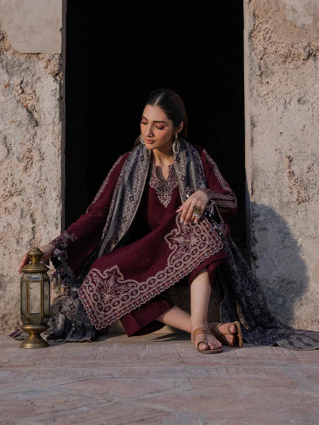 IZNIK- 3PC Lawn Embroidered Shirt with Printed Chiffon Dupatta (Unstitched) - RN-2434